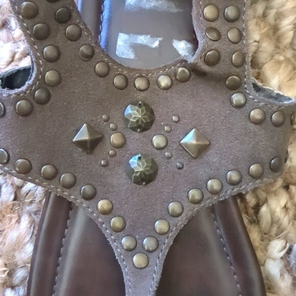 B C B G  Gunmetal Studded Suede Sandals  Zip Back 7.5 nwot - Picture 3 of 8